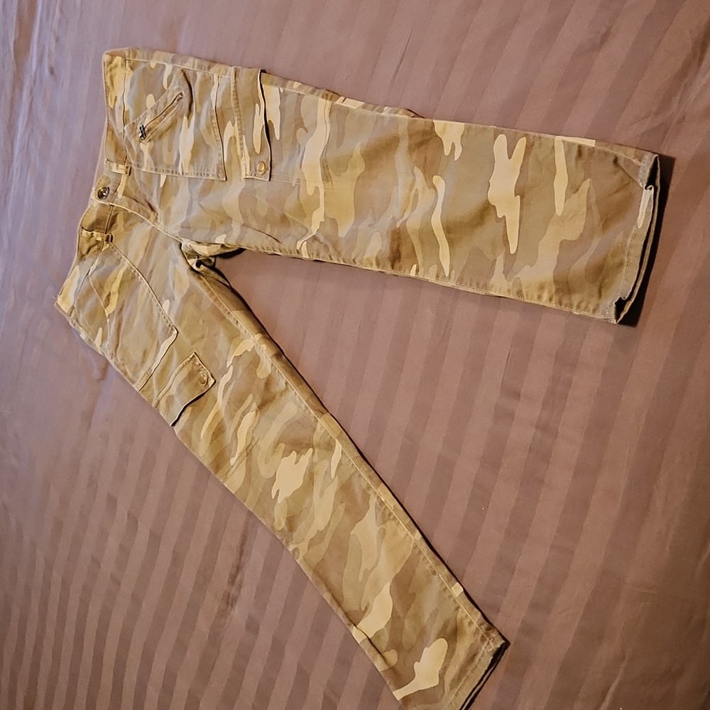 Ladies Rewind lightweight camo print  skinny pants, size 7
